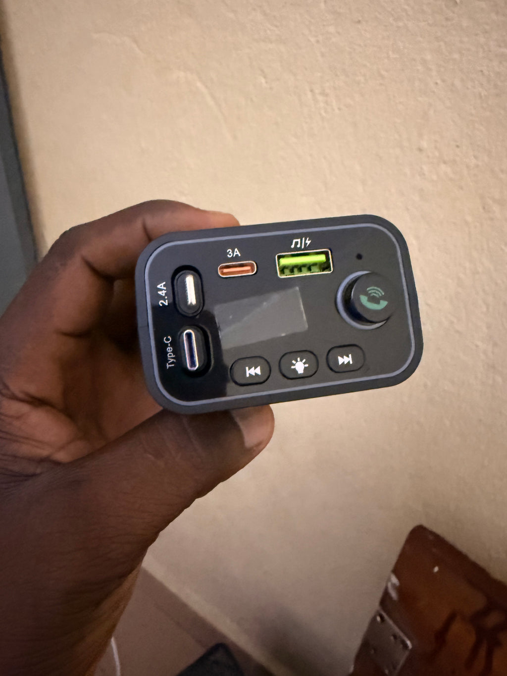 Chargeur de voiture rétractable 2 câbles – transmetteur FM Bluetooth MP3