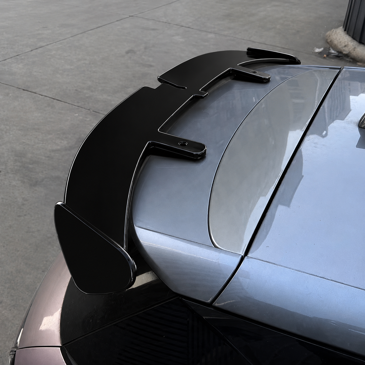 Aileron de toit noir brillant universel pour voitures à hayon (hatchback)